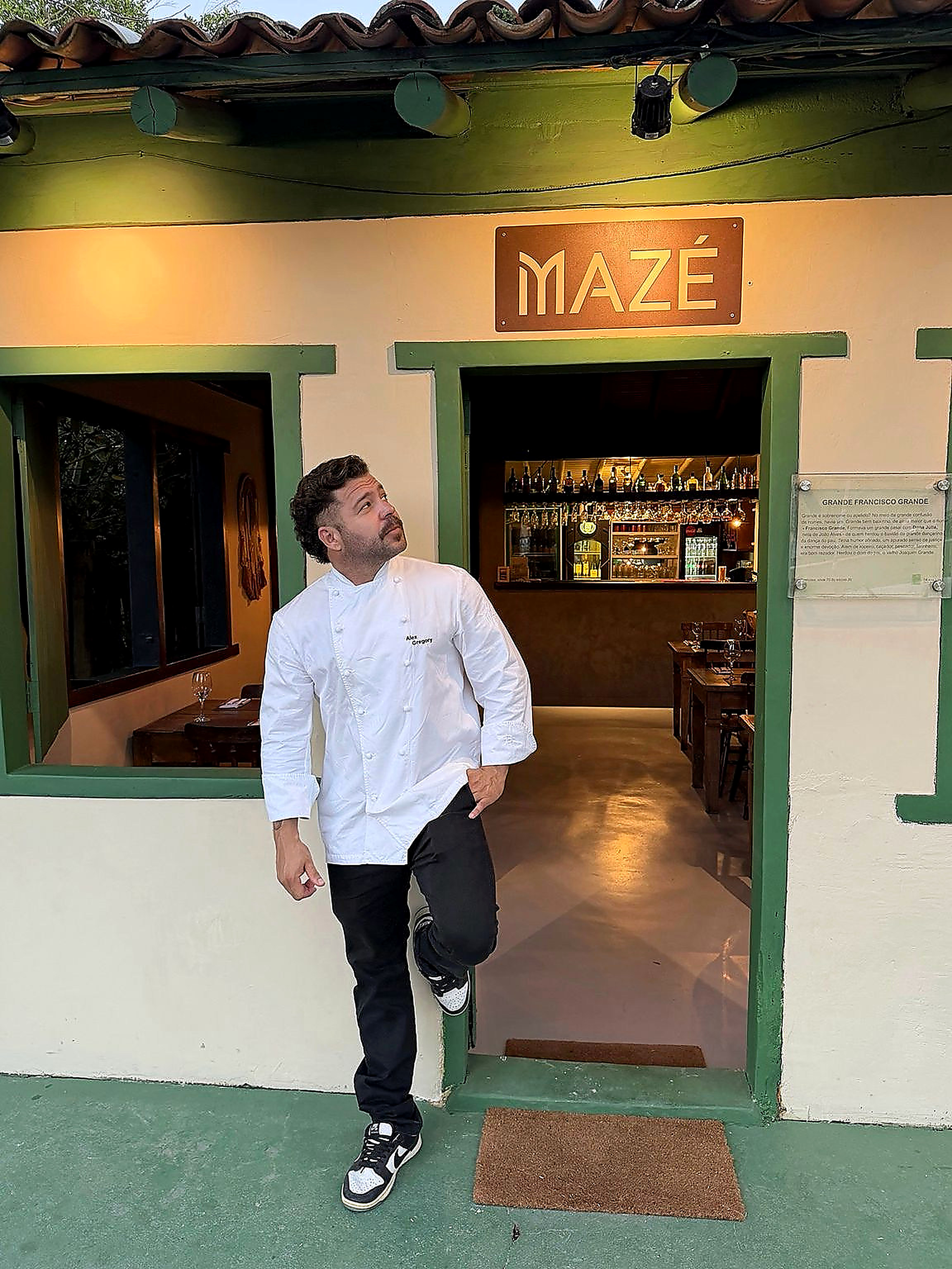 Chef Alex Gregory em frente ao Mazé